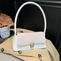 Weiße Handtasche mit rosa Krokodil-Klappe und goldenem Verschluss im Detail - Weiß