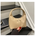Primer plano del bolso hobo beige en cuero sintético suave con cierre de doble cremallera - Caqui