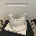 Bolso de media luna blanco en cuero sintético brillante con cadena plateada y doble asa - Blanco