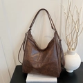 Bolso de hombro minimalista marrón oscuro de cuero sintético vintage con pespuntes - Con Colgante / Marrón
