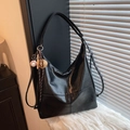 Bolso bajo el brazo negro brillante textura cera de aceite y colgante de béisbol - Sin colgante / Negro