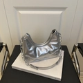 Bolso hobo plateado metalizado en forma de luna con cadena y acabado brillante - Plateado