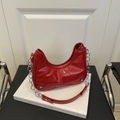 Bolso de media luna rojo brillante con cadena plateada gruesa y remaches - Rojo