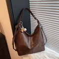 Bolso de hombro vintage marrón oscuro con colgante de béisbol y costuras cruzadas - Sin colgante / Marrón