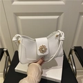 Bolso bandolera blanco minimalista con hebilla floral dorada y correa de cuerda - Blanco