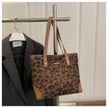 Detail der Tragetasche mit Leopardenmuster, braunem Lederbesatz und Goldnieten - Braun