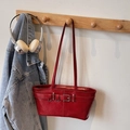 Borsa tote retrò in pelle lucida rossa con fibbia metallica e dettaglio cintura - Rosso