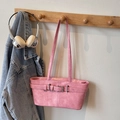 Borsa a spalla in ecopelle rosa con trama vintage e dettaglio fibbia a cintura - Rosa