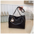 Bolso tote grande de cuero PU negro brillante con colgante de béisbol y parche - Negro Con Colgante