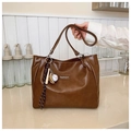 Bolso tote retro marrón oscuro de gran capacidad con etiqueta y amuleto de béisbol - Marrón con Colgante