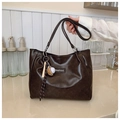 Bolso tote grande marrón oscuro con letras fashion y colgantes de béisbol - Café Con Colgante