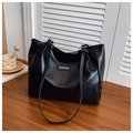 Detalle de bolso tote negro minimalista con textura de cuero PU y logotipo de moda - Negro sin Colgante