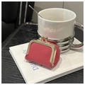 Détail d'une mini pochette à bijoux en cuir litchi rose rouge avec fermoir doré - Rose rouge