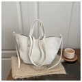 Detail van witte tote bag met litchi-textuur en stiksel op een houten tafelblad - Wit