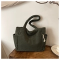 Detalle de bolso tote de pana verde oscuro con rayas verticales y bolsillo lateral - Verde