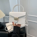Minimalistische witte handtas met lycheestructuur, gouden gesp en bovenhandvat - Wit