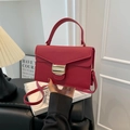Rode leren crossbodytas met lycheepatroon, gouden gesp en handvat, elegante uitstraling - Rood