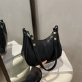 Bolso de hombro negro brillante tipo media luna con herrajes dorados y costuras - Negro
