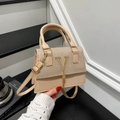 Hellbeige PU-Lederhandtasche mit Glitzer-Umschlag und goldener V-Metallverzierung sowie Quaste - Gold