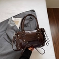 Sac à main en cuir verni marron foncé avec clous argentés et longues franges - café