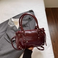 Sac à main style motard en cuir verni bordeaux avec clous argentés et longues franges - Bordeaux