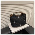 Detalle de bolso acolchado negro con bordado de mariposa plateado y asas de color marrón - Negro