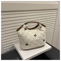 Bolso acolchado blanco con bordado de lazos negros y asa de cuero marrón sobre libro - Blanco