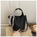 Detailaufnahme schwarze Bucket Bag mit Litschikorn und gepunktetem Seidentuch - Schwarz