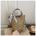 Khakifarbene Eimertasche aus Leder mit Lychee-Narbung und dekorativem gepunktetem Seidenschal - Khaki