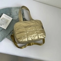 Bolso acolchado dorado impermeable con correa ajustable para el hombro y cremallera - Dorado