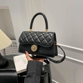 Sac à main classique en cuir noir matelassé avec fermoir doré et poignée supérieure rigide - Noir