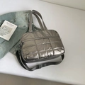 Bolso de viaje acolchado en gris oscuro metalizado con correa ajustable y costuras rectangulares - Color gunmetal
