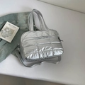 Bolso de hombro acolchado plateado con correa ajustable y bolsillo con cremallera - Plateado