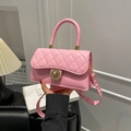 Sac à main rose matelassé avec fermoir doré et bandoulière pour un look chic femme - Rose