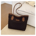 Bolso tote acolchado negro con asas marrones y costuras de diamante para mujer urbana - Negro