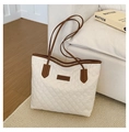 Bolso tote acolchado blanco roto con asas de cuero marrón y diseño de gran espacio - Blanco Roto