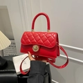 Sac à bandoulière matelassé rouge élégant avec fermoir doré et poignée supérieure - Rouge