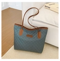 Bolso tote gris acolchado con asas de cuero marrón y diseño clásico de diamantes - Verde