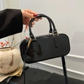 Elegante bolso Boston de charol negro con herrajes dorados y correa desmontable - Negro
