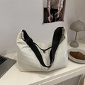 Bolso beige minimalista con correa negra ajustable para un estilo informal y moderno - Blanco