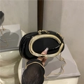 Elegante borsa in vernice nera con manico ovale dorato e tracolla a catena - Nero