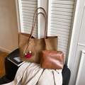 Borsa tote marrone in pelle scamosciata con astuccio e ciondolo di peluche donna - Con Ciondolo / Marrone