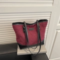 Bolso tote de ante granate con diseño acolchado y asas de cuero en color negro - Rojo