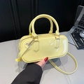 Bolso Boston de charol amarillo brillante con herrajes dorados y correa de hombro - Amarillo
