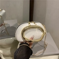 Borsa a tracolla in pelle verniciata bianca con manico in metallo dorato e catena - Bianco