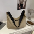 Bolso tote grande caqui minimalista con correa ancha negra en un entorno moderno - Caqui