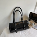 Sac baguette noir brillant en cuir ciré avec doubles anses et boucles métalliques décoratives - Noir