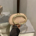 Pochette in pelle verniciata rosa cipria con grande manico ad anello in oro e catena - Cachi