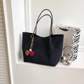 Borsa tote nera minimalista in finto camoscio con ciondolo in peluche e manici sottili - Nero con ciondolo