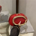 Elegante borsa in vernice rossa con manico ovale dorato e tracolla a catena in metallo - Rosso